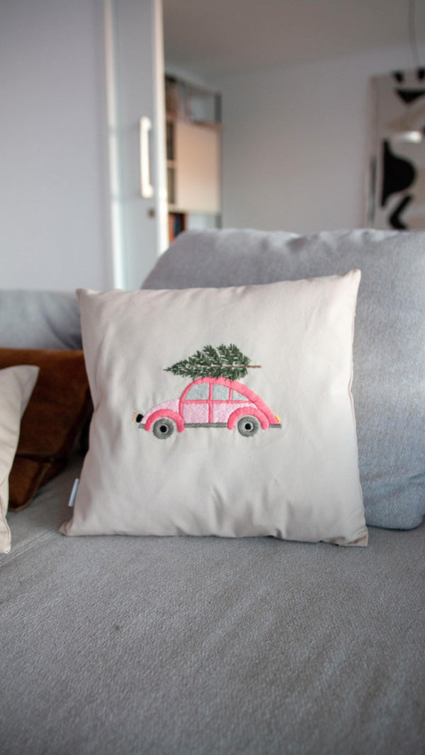 Kissenhülle Weihnachten Auto mit Baum, gestickt von @lindalovesde