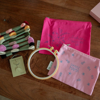 Kosmetikbeutel mit Reisverschluss sticken mit Blumen und personalisierbarer Schrift zum Muttertag