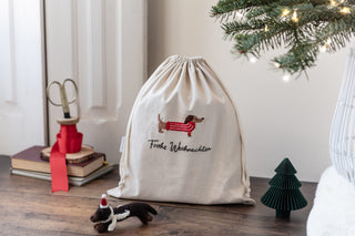 Dackel sticken auf Geschenkbeutel zu Weihnachten