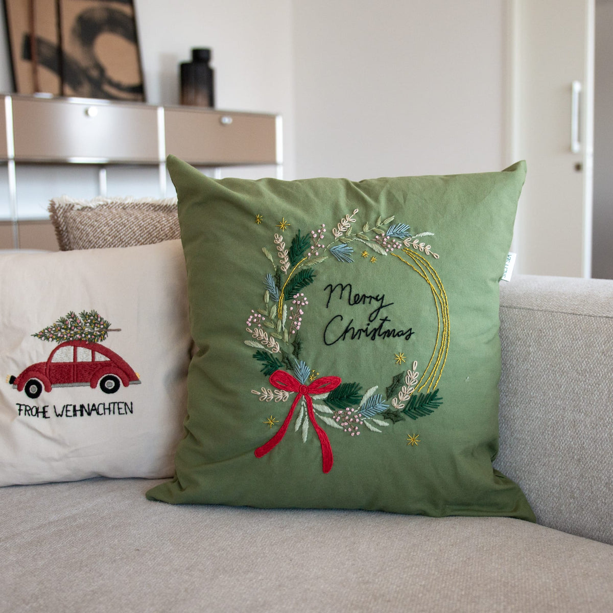 Kissen als Winterdekoration mit schönen Motiven handbestickt