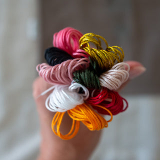 9 Farben Stickgarn für den Nussknacker, in der Hand gehalten