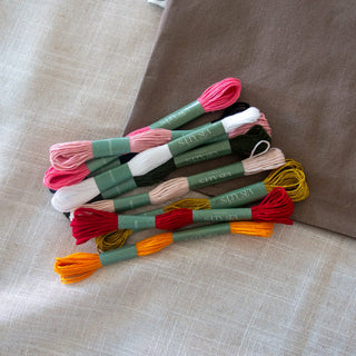 Stickgarn von SALTYSEA in Pink, Rot, Gold und Grün für den Nussknacker
