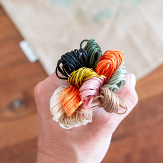 10 Farben Stickgarn für den Orangenkranz, in der Hand gehalten