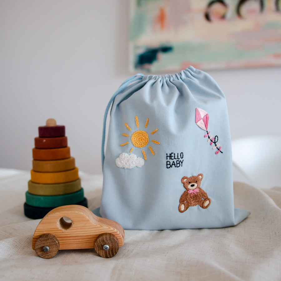 Täschchen aus Baumwolle mit Babymotiven bestickt zur Geburt