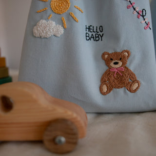 Beutelchen aus Baumwolle mit Bärchen handgestickt zur Geburt