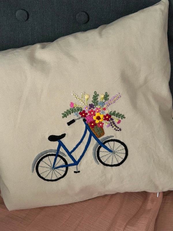 Kissenhülle Fahrrad mit Blumen, gestickt von @katja_mariposa