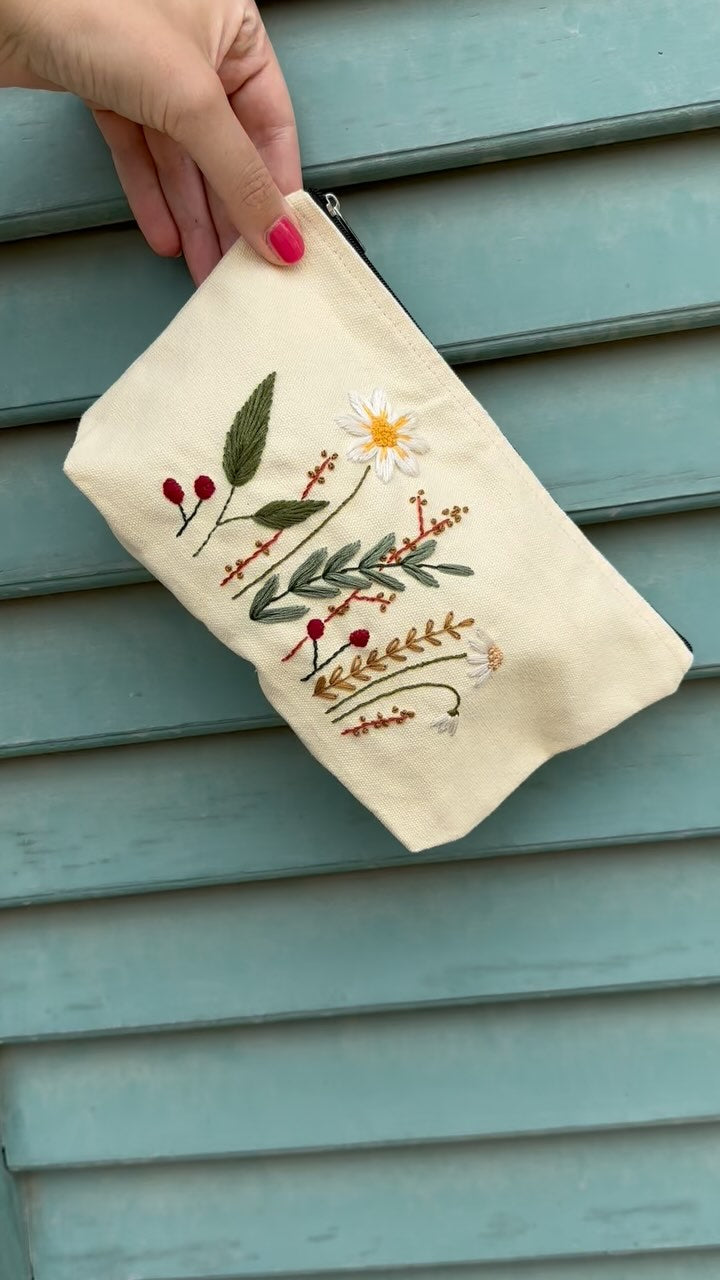 Kosmetiktasche bestickt mit Margerite und Eukalyptus 