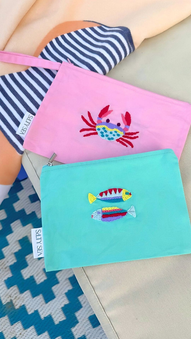 Sommerset mit Baumwolltäschchen Fische und Krabbe handgestickt