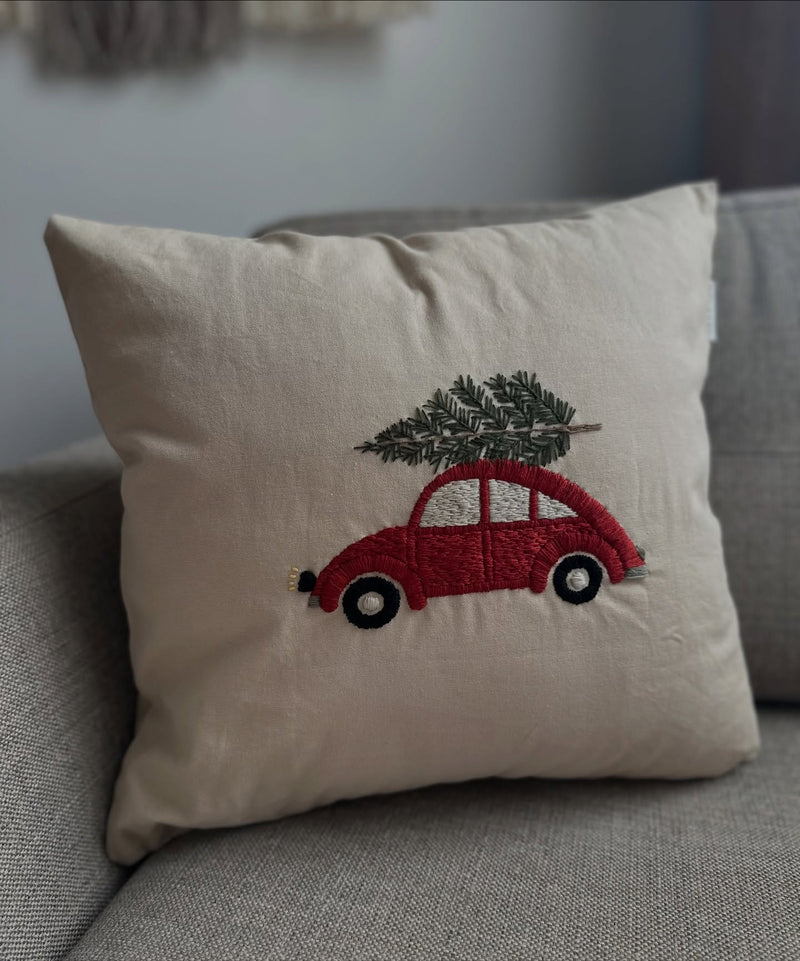 Kissen mit rotem Auto und Weihnachtsbaum bestickt 