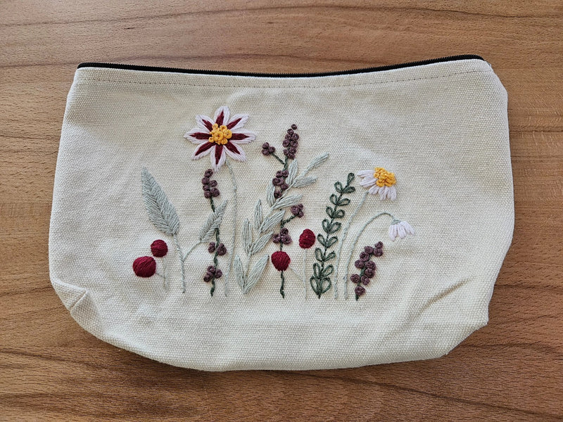 Anfängerset zum Sticken mit Blümchen und Blättern bestickt