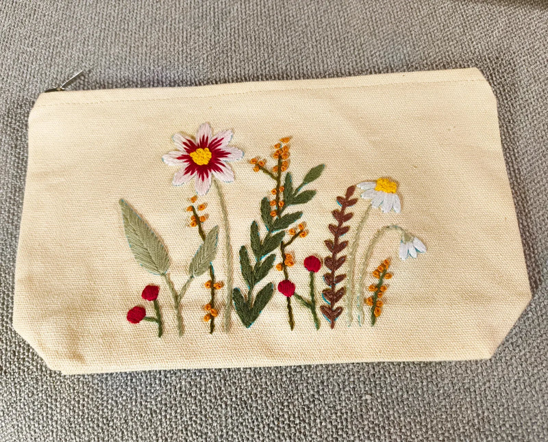 Stickset für Anfänger mit Kosmetiktasche, Rahmen, Garn und Nadel und Blumenwiese bestickt