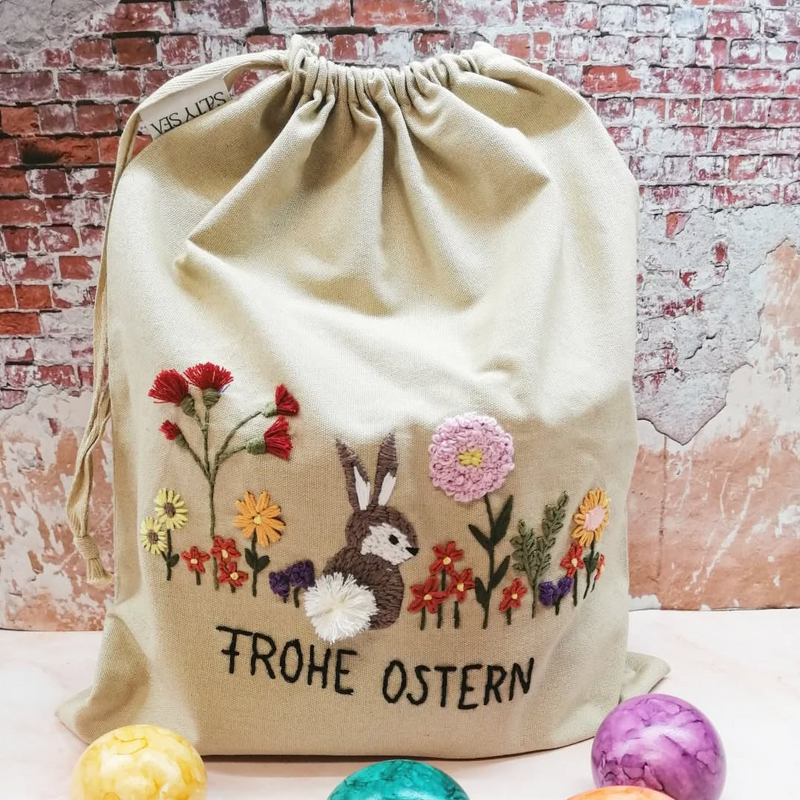 Geschenkverpackung mit Tulpen und Osterhase handgestickt und nachhaltig