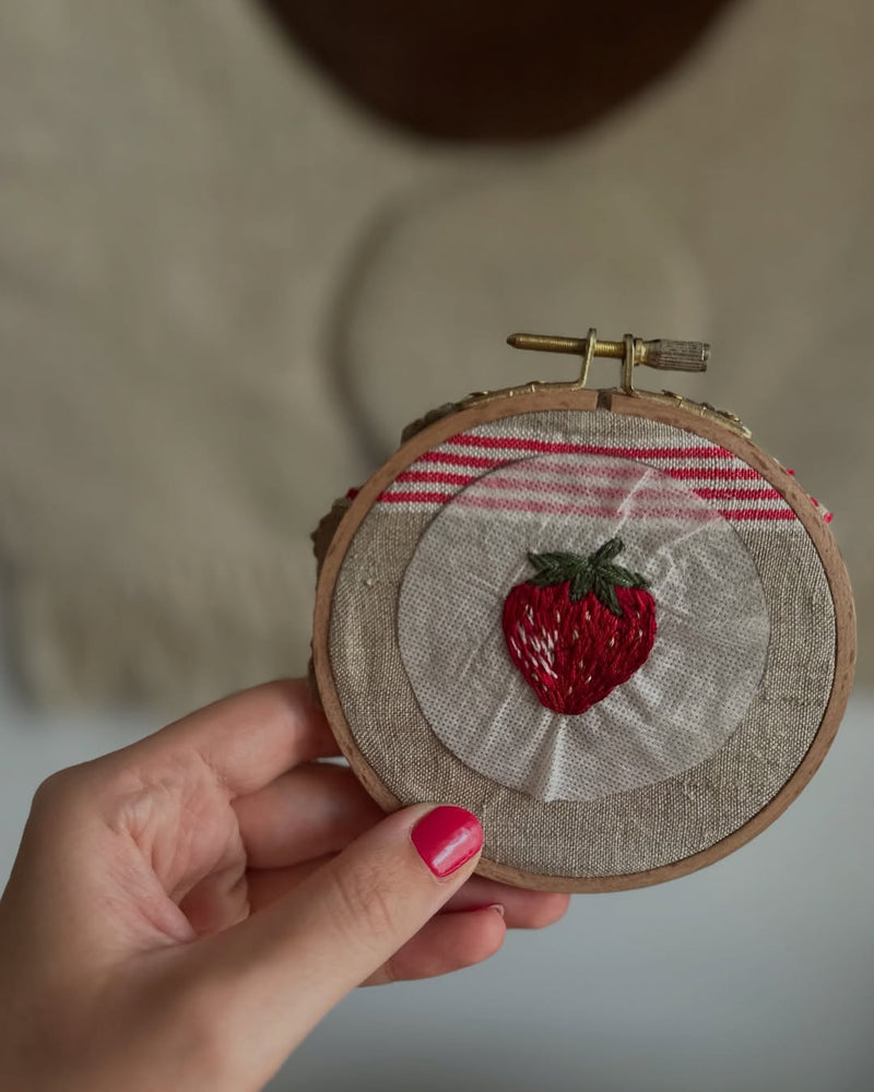 Motiv für Erdbeermarmelade handbestickt