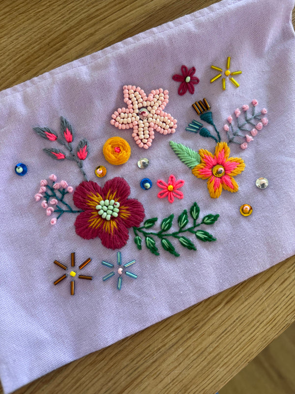 Perlenstickset Blumenwiese, gestickt von @andrea_annem_