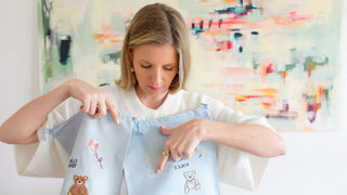 Handbestickter Babybeutel aus Baumwolle mit Bär Motiv als Geschenk zur Geburt