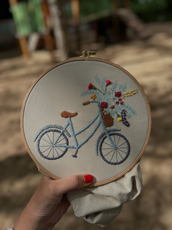Kissenhülle Fahrrad mit Blumen, gestickt von @fraukuley