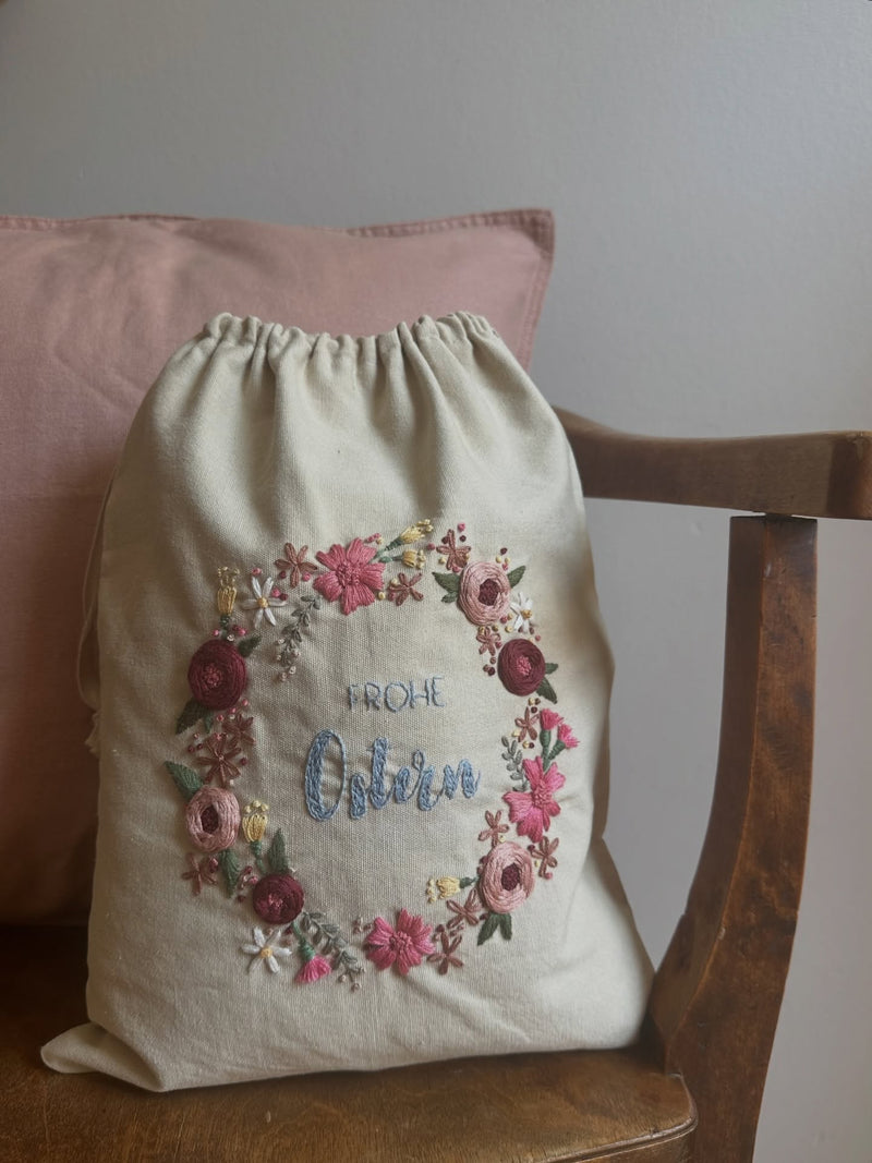 Baumwollbeutel mit Blumenkranz zum selbst sticken und verschenken zu Ostern