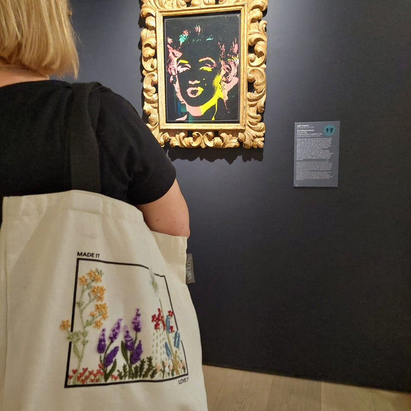 Beutel handgestickt mit floralen Motiven