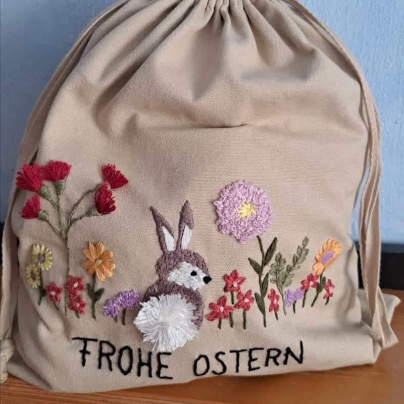 Geschenktüte zum Zubinden mit Häschen und Blümchen handgestickt
