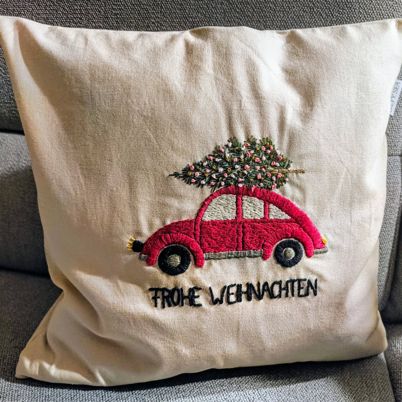Dekokissenbezug weihnachtlich bestickt mit Auto und Tanne