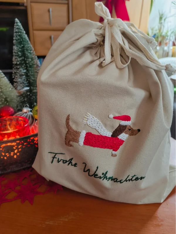 Weihnachtsbeutel Dackel, gestickt von @lillyvan89
