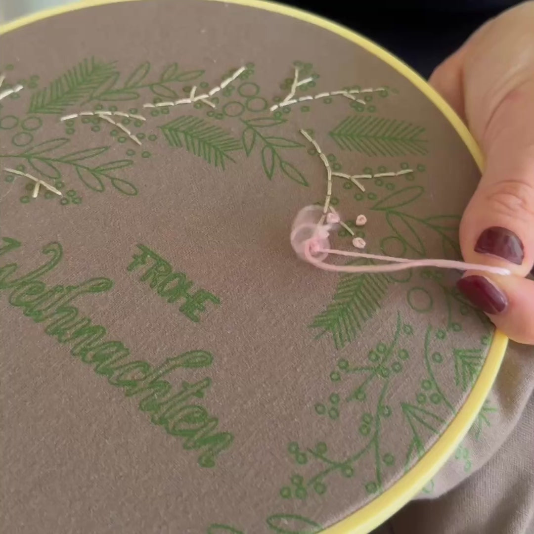 Beutelchen bestickt mit Kranz aus weihnachtlichen Motiven